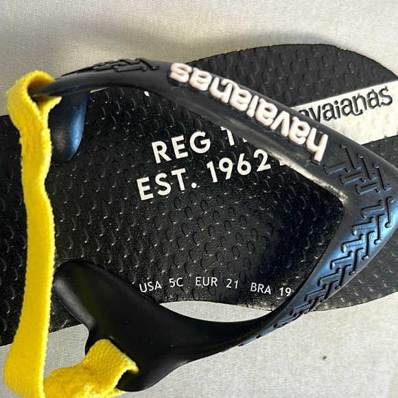 Havaianas NWOT Black and Yellow Flip Flops Stylish Sandals - Picture 5 of 5